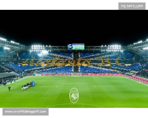 尤文图斯球迷看台悬挂巨型TIFO,致敬俱乐部历史